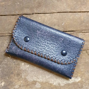 Handgemachte Geldbörse aus blauem Leder.