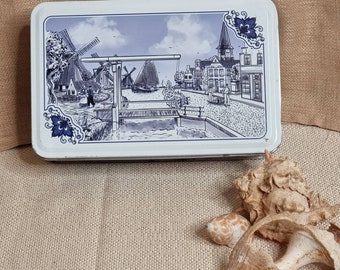 Vintage hinged tin. Blue & white Dutch scenes.