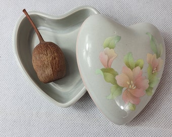 Vintage ceramic heart shaped trinket dish. Sadler England