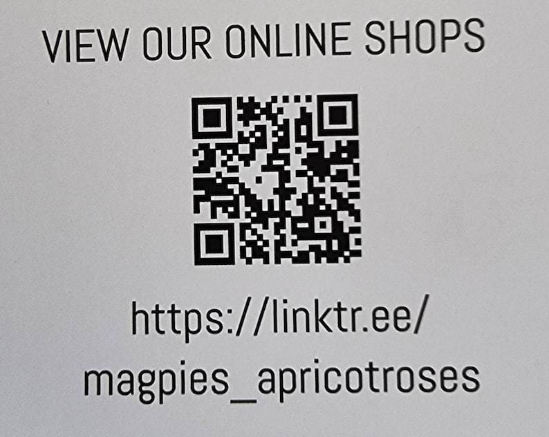 K&ouml;nnte beinhalten: Ein schwarz-wei&szlig;er QR-Code mit dem Text "VIEW OUR ONLINE SHOPS" dar&uuml;ber und dem Text "https://linktr.ee/magpies_apricotroses" darunter.