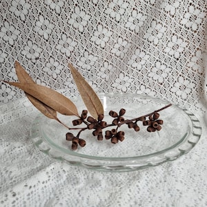 Vintage glass pyrex pie dish.