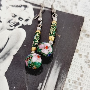 Vintage groene cloisonné-boloorbellen uit de jaren 80.
