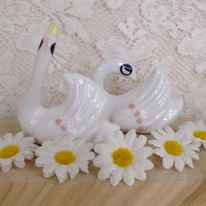 Ceramic Swan Pair. Vintage. Cottage Core.