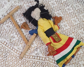Marionnette en argile fabriquée à la main, rustique et primitive.
