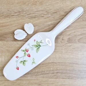 Stary ceramiczny serwer do ciasta lub tarty. Podnośnik do ciasta. Serwer do quiche.