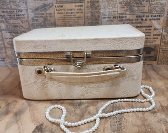 Vintage beauty case. Make up case. Vintage vanity case.