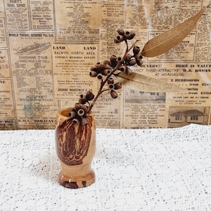 Pequeño jarrón de madera.