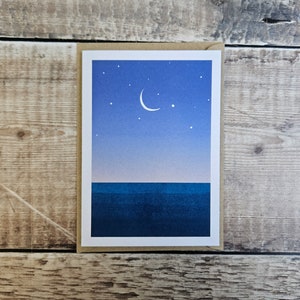 Still Horizon - Une seule carte de voeux inspirée par ces soirées d'été sombres avec un croissant de lune, enveloppe brune recyclée (vierge à l'intérieur)