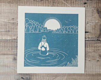 Sonnenaufgang Schwimmerin Giclée Druck: Frau im See Linolschnitt Kunst