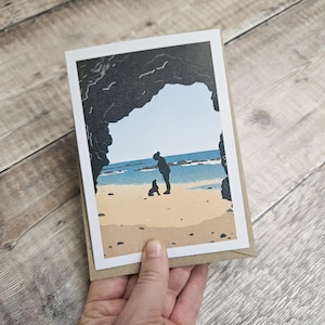 Ensemble - Carte de voeux pour une femme et son chien à la plage avec enveloppe marron recyclée (vierge à l'intérieur)