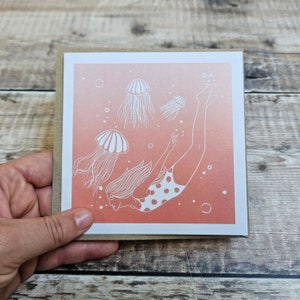 Nager avec des méduses - Une seule carte de voeux carrée inspirée de la nage sauvage avec une enveloppe brune recyclée (vierge à l'intérieur)