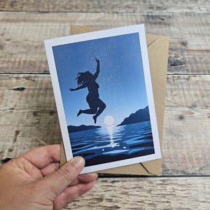 Twilight Dipper - Cartão de felicitações único de uma mulher nadando e pulando na água com envelope marrom reciclado (em branco por dentro)