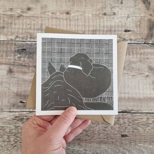 Comfortabel, gezellig - enkele vierkante wenskaart met gerecyclede bruine envelop (blanco binnenkant)