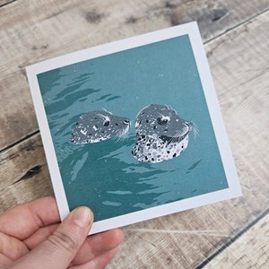 Two Seals - Tarjeta de felicitación cuadrada con sobre marrón reciclado (interior en blanco)