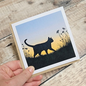 Prowl - Carte de voeux simple carrée d'un chat à l'affût et au lever du soleil avec une enveloppe brune recyclée (vierge à l'intérieur)