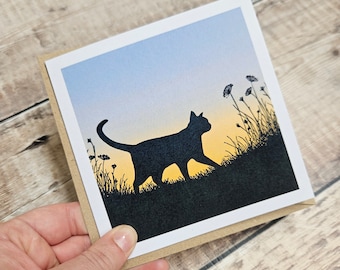 Prowl - Une seule carte de voeux carrée d'un chat à l'affût et au lever du soleil avec une enveloppe marron recyclée (vierge à l'intérieur)