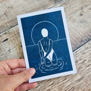 Nageur au clair de lune - Une seule carte de voeux inspirée de la nage sauvage avec une enveloppe brune recyclée (vierge à l'intérieur)