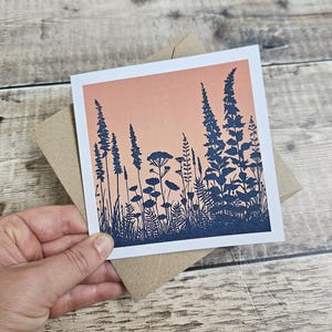 Fleurs sauvages bleues - une seule carte de voeux carrée avec enveloppe marron recyclée (vierge à l'intérieur)