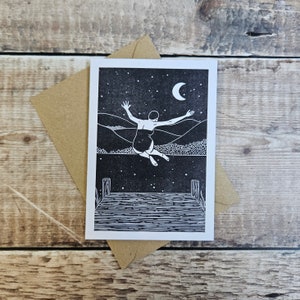 Joy au clair de lune - Une seule carte de voeux inspirée de la nage sauvage avec une enveloppe brune recyclée (vierge à l'intérieur)