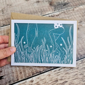 Oh! Olá - Cartão de felicitações único inspirado em natação selvagem com envelope marrom reciclado (em branco por dentro)