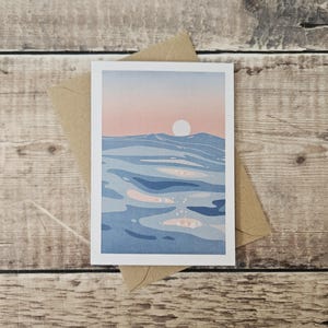 Soulevé par les vagues - Une seule carte de voeux inspirée par une légère houle un jour d'été avec une enveloppe brune recyclée (vierge à l'intérieur)