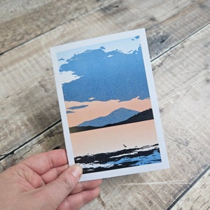 Après la pluie - Une seule carte de voeux d'un coucher de soleil orageux de mauvaise humeur sur un plan d'eau avec enveloppe marron recyclée (vierge à l'intérieur)