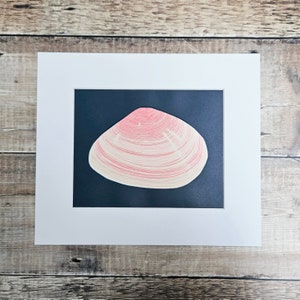 濃い青の背景にピンクのテリン貝を描いたオリジナルの縮小リノカット版画