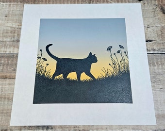 Impresión original en linograbado con reducción de edición limitada de una silueta de gato recortada contra el cielo entre hierba alta (21)