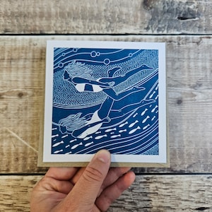 Flowing Friends - Une seule carte de voeux carrée inspirée de la nage sauvage avec une enveloppe brune (vierge à l'intérieur)