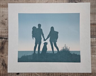 Aussichtspunkt Linoldruck: Küsten wanderndes Paar und Hund Kunst
