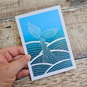 Cauda de Sereia - Cartão de felicitações único inspirado em natação selvagem com envelope marrom reciclado (em branco por dentro)