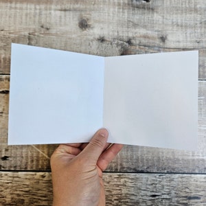 Exhalar: tarjeta de felicitación cuadrada única de dedos de los pies en el agua y arena con un sobre marrón interior en blanco imagen 3