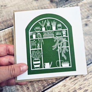 Estufa - Cartão de felicitações quadrado único com envelope marrom (em branco por dentro) Estufa / Galpão para vasos / Sala de estar / Senhora das plantas