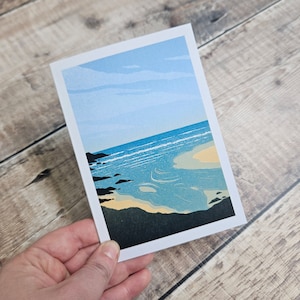 Maré de inundação - Cartão postal único da maré avançando em uma praia de areia com envelope marrom reciclado (em branco por dentro)