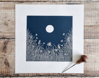 Noche tranquila: impresión linograbada original de flores silvestres bajo una luna llena brillante (azul prusiano oscuro)