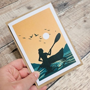 The Kayaker - Une carte de voeux inspirée du kayak sous le beau soleil d'été au coucher, avec enveloppe marron recyclée (vierge à l'intérieur)