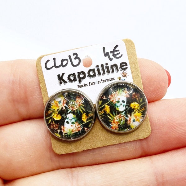 Boucles d'oreilles fantaisies bohèmes chic tropicales et rockabilly à clou base argentée cabochon en verre 14mm tête de mort et fleurs