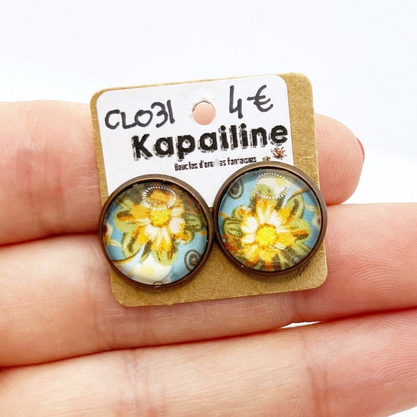 Petites boucles d'oreilles fantaisies bohèmes à clou base bronze et cabochon en verre 14mm imprimé floral uniques fait main