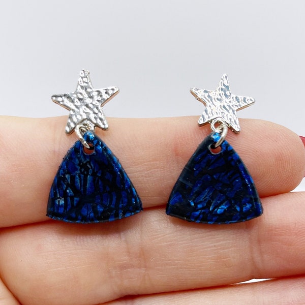 Boucles d’oreilles fantaisies artisanales à clou étoiles argentés bohèmes chic et légères pendant en pâte polymère triangle bleu métallisé