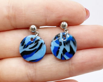 Petites Boucles d’oreilles fantaisies artisanales bohèmes chic à clou argenté et pendant pâte polymère confettis bleu & noir légères uniques