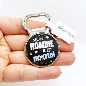 Imán abridor de botellas con cabujón de cristal de 37 mm impreso con mensaje “mi hombre es mortal” negro y azul ideal regalo único hecho a mano
