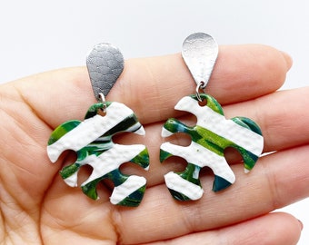 Boucles d’oreilles fantaisies artisanales à clou argenté bohèmes chic et légères en pâte polymère feuille monstera vert et blanc uniques