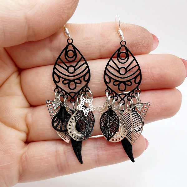 Boucles d'oreilles fantaisies artisanales bohèmes chic noir et argentées avec étoile et plume très légères uniques faites main