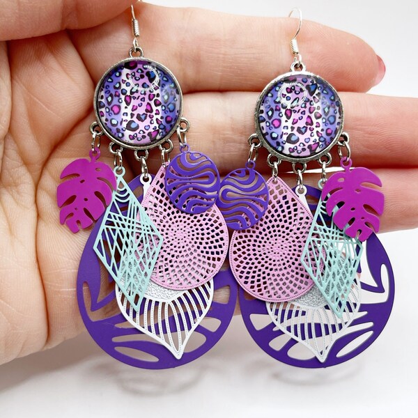 Boucles d’oreilles fantaisies artisanales ethniques bohèmes chic cabochon en verre imprimé léopard violet bleu blanc rose uniques faite main