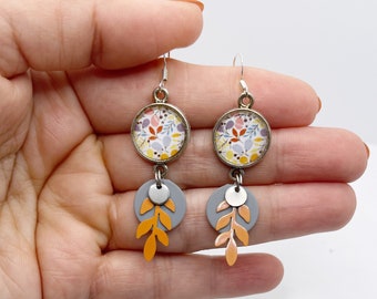 Petite paire de boucles d’oreilles fines et légères cabochon en verre 14mm imprimé fleurs liberty gris orange argenté uniques faites main