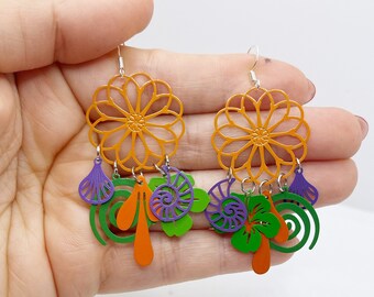 Boucles d’oreilles fantaisies artisanales bohèmes orange vert violet avec charm hibiscus et coquillage uniques faites main très légères
