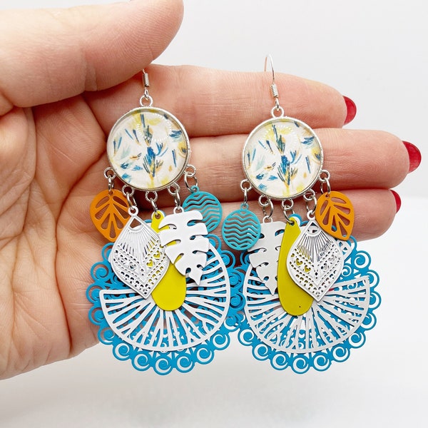 Boucles d’oreilles fantaisies artisanales bohèmes chic argentées bleu turquoise blanc jaune orange cabochon en verre imprimé fleuri unique