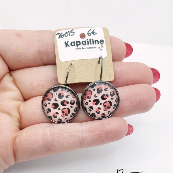 Boucles d'oreilles fantaisies dormeuses métal noir imprimé léopard rose et noir avec tête de mort sur cabochon en verre 18mm. Fait main