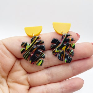 Ausgefallene, handgefertigte Ohrringe im Bohemian-Chic-Stil mit gelbem Acryl-Ohrstecker. Anhänger aus feinem hellschwarzem und farbigem Monstera-Polymer-Ton