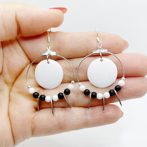 Boucles d’oreilles fantaisies artisanales bohèmes chic créoles argentées perles noir et blanches légères et fines uniques